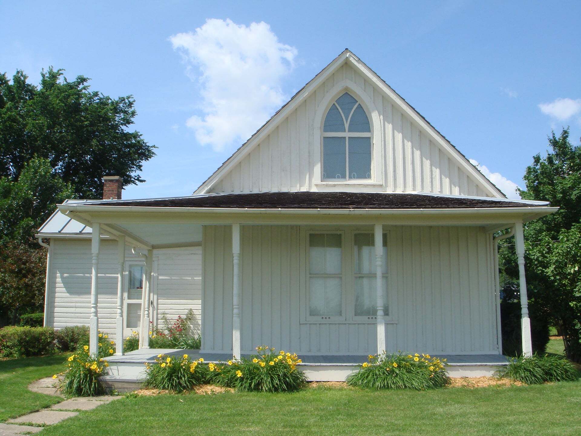 That house looks familiar, it should it's The American Gothic House in Eldon, Iowa (population 915)