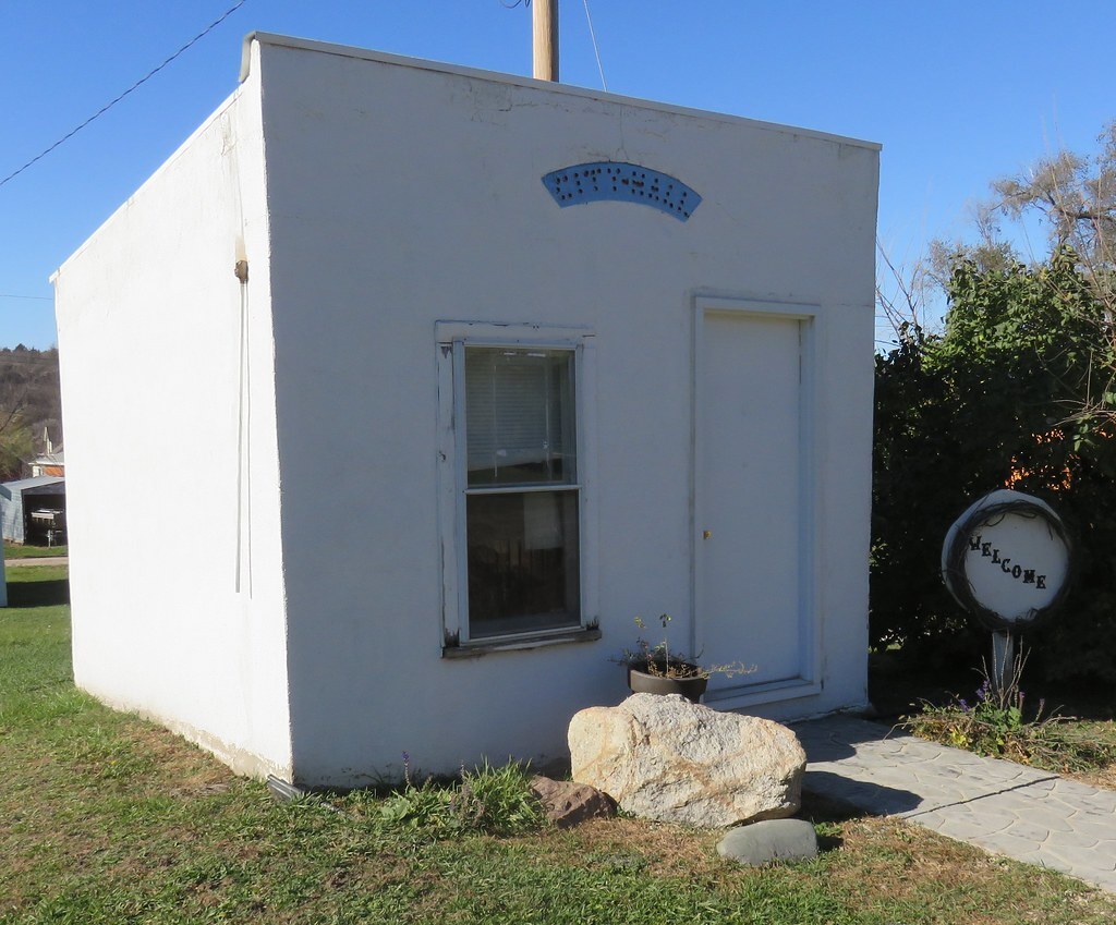 Were is the "Smallest City Hall in the United States" in  Maskell Neb. (population 70)